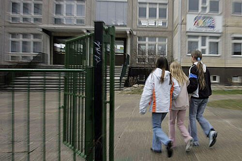 Drei Mädchen auf dem Weg in die &bdquo;Arche&ldquo;, ein Zentrum für bedürftige Kinder in Berlin: Hier lebt jedes dritte Kind von Hartz IV.