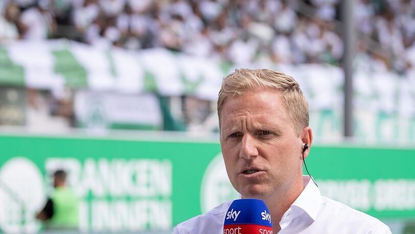 Der Fürther Trainer Marc Schneider gibt ein Interview.