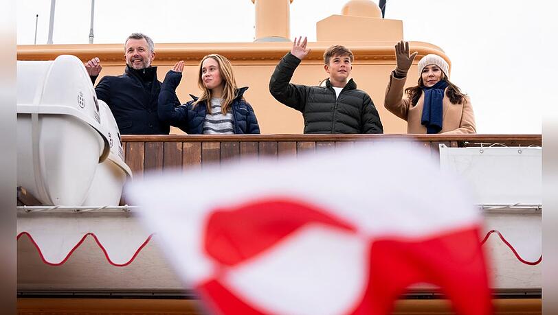 Das dänische Königspaar, König Frederik und Königin Mary, befindet sich derzeit mit seinen Kindern Prinz Vincent und Prinzessin Josephine in Grönland.