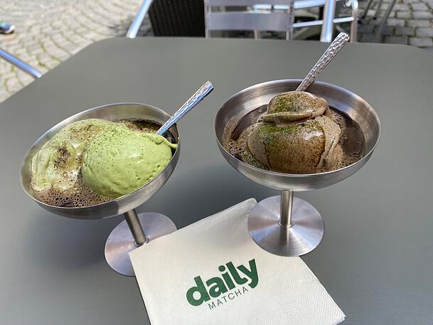 Ein Matchagato ist eine Kugel Matchaeis mit frischem Matcha. Links die klassische Variante, rechts der Hojicha. Ein Matchagato ist eine Kugel Matchaeis mit frischem Matcha. Links die klassische Variante, rechts der Hojicha.