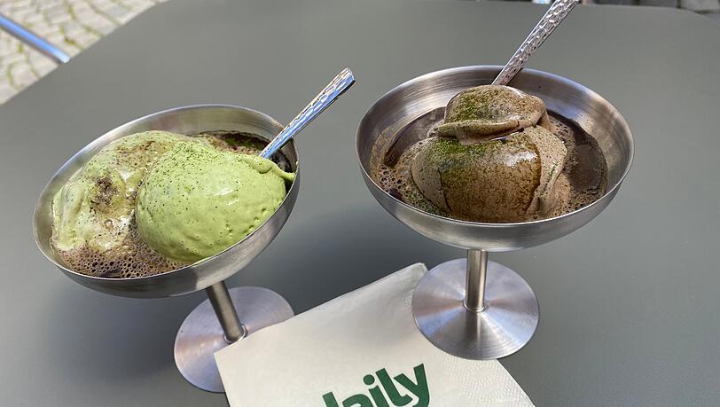 Ein Matchagato ist eine Kugel Matchaeis mit frischem Matcha. Links die klassische Variante, rechts der Hojicha. Ein Matchagato ist eine Kugel Matchaeis mit frischem Matcha. Links die klassische Variante, rechts der Hojicha.