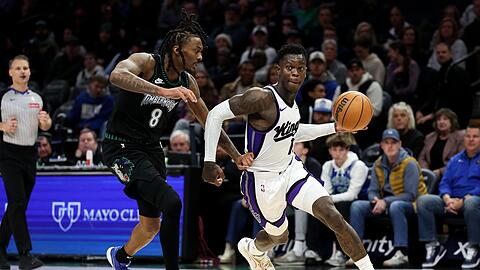 Dennis Schröder (r) erzielte 17 Punkte für die Kings, zum Sieg in Minnesota reichte es aber nicht.