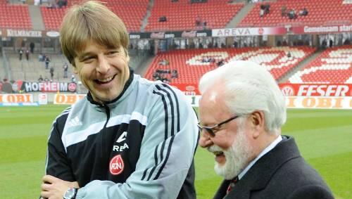 „Sie packen’s“: Club-Boss Michael A. Roth lobt Michael Oenning. „Sie packen’s“: Club-Boss Michael A. Roth lobt Michael Oenning.