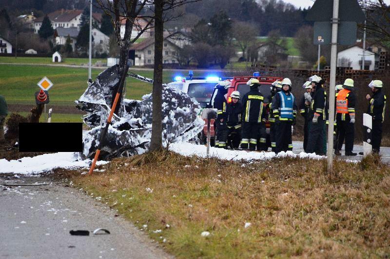 Horror-Unfall am Tag von Heiligabend: Ein Auto ist auf der B12 gegen einen Baum geschleudert. Der Insasse verbrannte im Wrack.