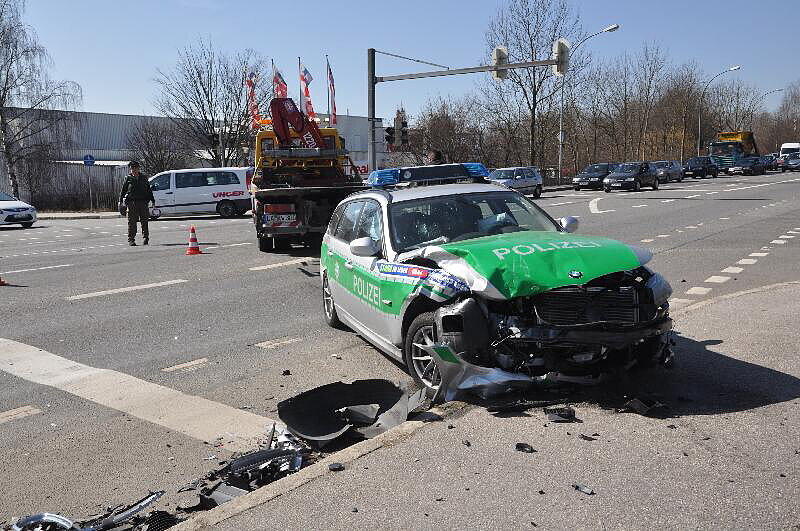 Unfall in Landshut: Auf der Konrad-Adenauerstr. /Ecke Alte Regensburgerstraße kam es zu einem Crash. Auch ein Polizewagen war beteiligt. Die Bilder.