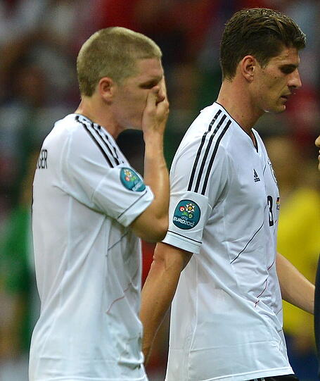 Die Enttäuschung ist Phillip Lahm ins Gesicht geschrieben, bei Thomas Müller fließen die Tränen, Mario Gomez ist entsetzt: Nach dem EM-Aus gegen Italien können's Jogis Jungs nicht fassen.