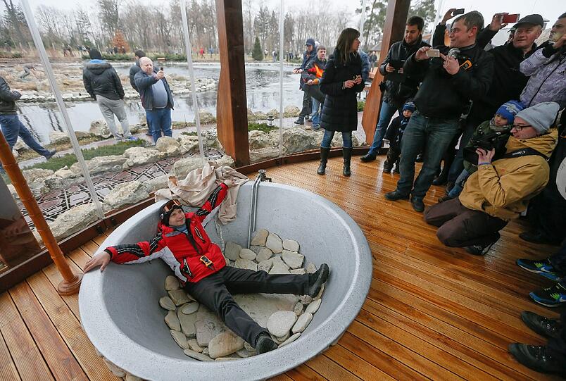 Ein Demonstrant liegt im Whirpool des abgesetzten Präsidenten der Ukraine, Viktor Janukowitsch. Demonstranten haben seine Prunk-Villa eingenommen und für die Öffentlichkeit zugänglich gemacht. Die Bilder.