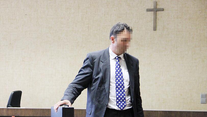 Fühlt sich vom Gericht ungerecht behandelt: Polizist Kurt P. nach dem Urteil. Fühlt sich vom Gericht ungerecht behandelt: Polizist Kurt P. nach dem Urteil.