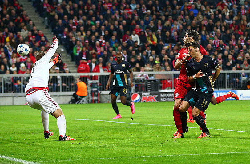 Manuel Neuer - Note 2: Erlebte ein ruhiges Champions-League-Jubiläum in seinem 75. Spiel in der Königsklasse. Reklamierte beim vermeintlichen 1:1, das Özil mit der Hand erzielte, mit Erfolg. Durfte in Hälfte zwei dann doch noch die eine oder andere Parade zeigen.