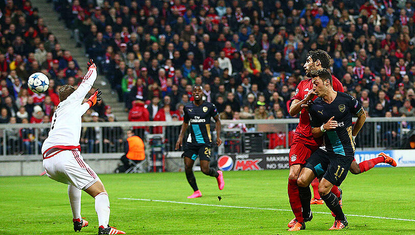 Manuel Neuer - Note 2: Erlebte ein ruhiges Champions-League-Jubiläum in seinem 75. Spiel in der Königsklasse. Reklamierte beim vermeintlichen 1:1, das Özil mit der Hand erzielte, mit Erfolg. Durfte in Hälfte zwei dann doch noch die eine oder andere Parade zeigen. Manuel Neuer - Note 2: Erlebte ein ruhiges Champions-League-Jubiläum in seinem 75. Spiel in der Königsklasse. Reklamierte beim vermeintlichen 1:1, das Özil mit der Hand erzielte, mit Erfolg. Durfte in Hälfte zwei dann doch noch die eine oder andere Parade zeigen.