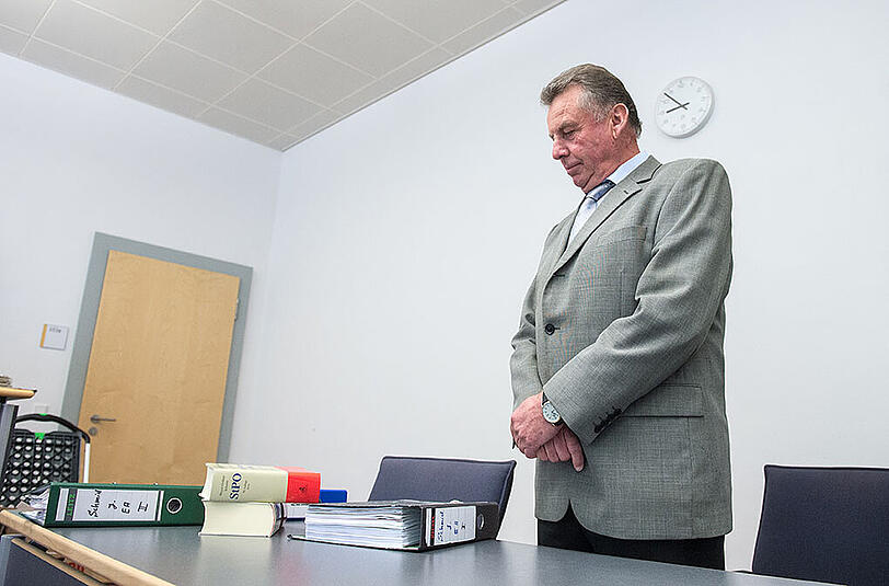 Josef Schmid, der frühere Bürgermeister von Wenzenbach im Landkreis Regensburg, steht am Mittwoch im Gerichtssaal des Amtsgerichts in Regensburg.