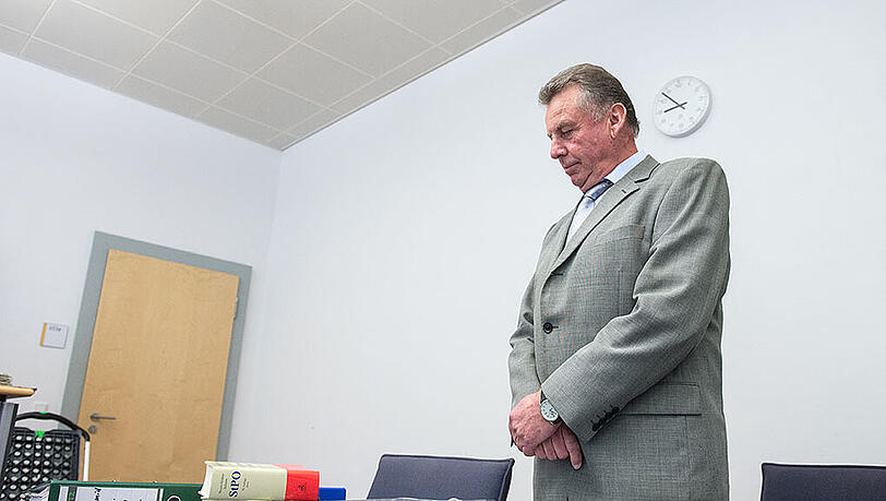 Josef Schmid, der frühere Bürgermeister von Wenzenbach im Landkreis Regensburg, steht am Mittwoch im Gerichtssaal des Amtsgerichts in Regensburg. Josef Schmid, der frühere Bürgermeister von Wenzenbach im Landkreis Regensburg, steht am Mittwoch im Gerichtssaal des Amtsgerichts in Regensburg.