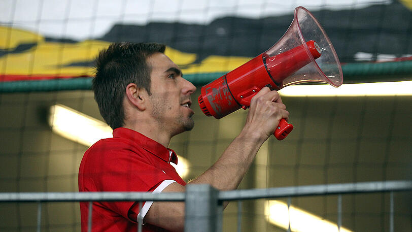 Philipp Lahm: Der Kapitän des FC Bayern geht von Bord. Wohlüberlegt wie schon bei seinem Abschied aus der Nationalmannschaft nach dem WM-Triumph. Kaum ein Profi hat seine Karriere so gelungen geplant und vorangetrieben wie der 33-Jährige. Ein kühler Kopf, auf dem Rasen und vielen Geschäftsfeldern. Er geht mit dem Gefühl, "alles ausgereizt zu haben". Sportchef beim Meister aus München wird er (erst einmal) nicht.