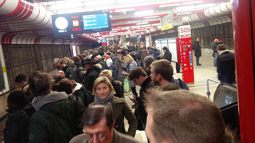 Weil die S-Bahnen derzeit nur eingeschränkt fahren, steigen viele Menschen auf die U-Bahn um. Hier ein aktuelles Bild vom Ostbahnhof - dicht gedrängt am Bahnsteig.