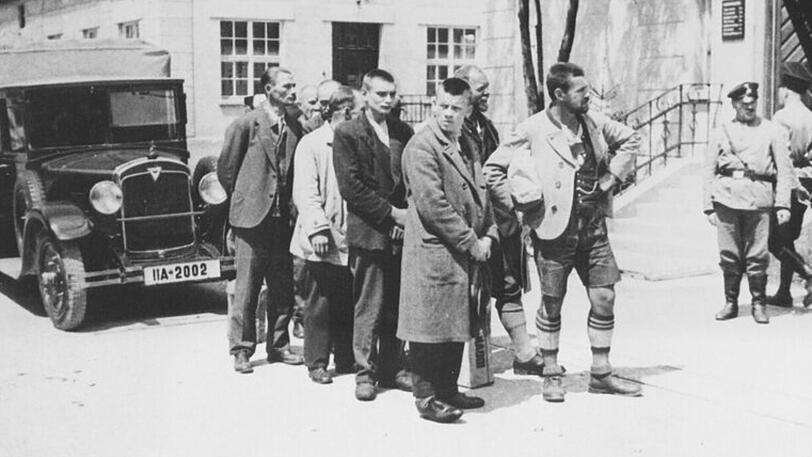 Haltung zeigen auch in dunkelster Nazi-Stunde: Sozialdemokraten vor ihrer Einlieferung ins Konzentrationslager Dachau.