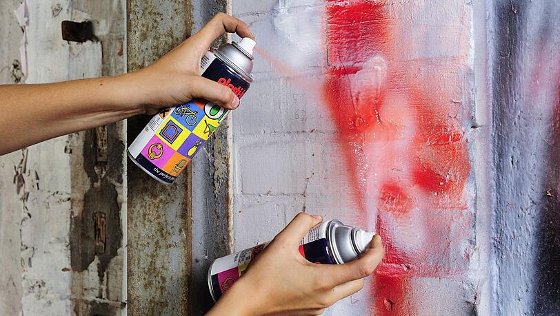 Polizisten sollen Fans des FC Bayern mit einem Hass-Graffiti in die Falle gelockt haben. (Symbolbild)