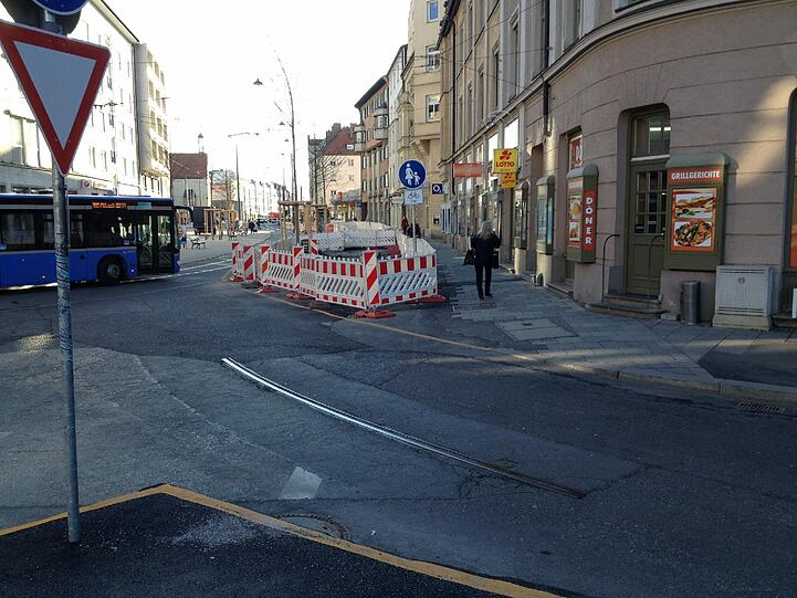 Quasi ein Souvenir an frühere Zeiten, als die Tram 19 hier noch wendete rund um...