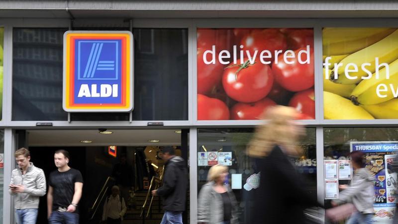 Passanten gehen in der Innenstadt von Manchester, Großbritannien, an einer Filiale von Aldi vorbei. Passanten gehen in der Innenstadt von Manchester, Großbritannien, an einer Filiale von Aldi vorbei.