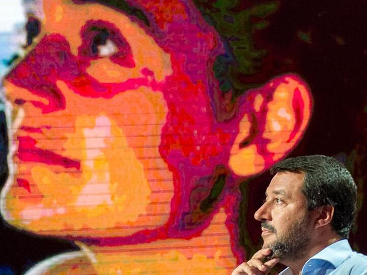 Matteo Salvini, Innenminister von Italien, in einer TV-Sendung. Auf der Monitorwand im Hintergrund ist die Kapitänin des Rettungsschiffs "Sea Watch 3" eingeblendet.