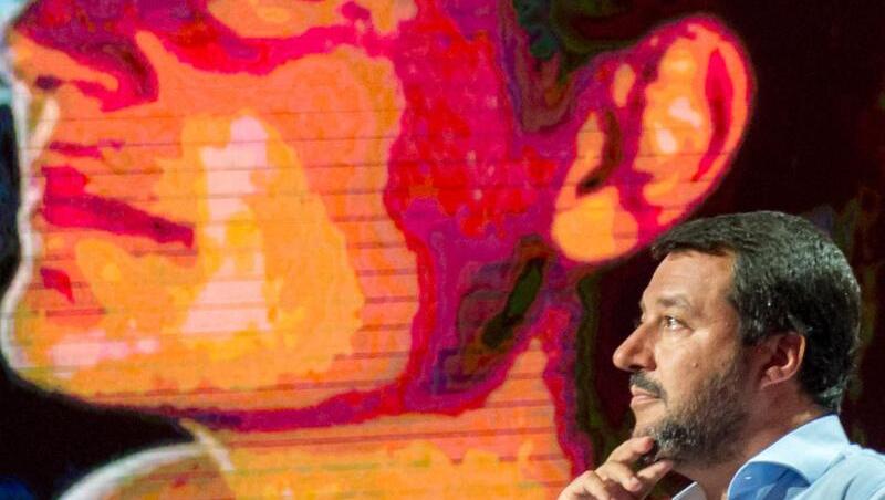 Matteo Salvini, Innenminister von Italien, in einer TV-Sendung. Auf der Monitorwand im Hintergrund ist die Kapitänin des Rettungsschiffs "Sea Watch 3" eingeblendet. Matteo Salvini, Innenminister von Italien, in einer TV-Sendung. Auf der Monitorwand im Hintergrund ist die Kapitänin des Rettungsschiffs "Sea Watch 3" eingeblendet.