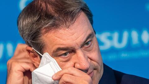 Markus Söder (CSU) gibt ein Statement vor der Presse ab.