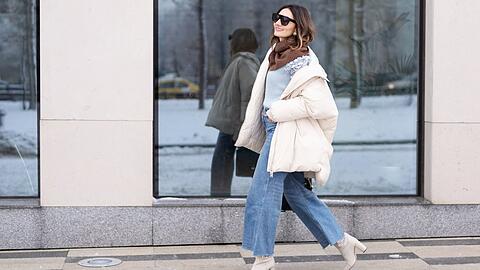 Puffer-Jackets samt Wide-Leg-Jeans steht derzeit hoch im Kurs in Sachen Fashion-Trends.