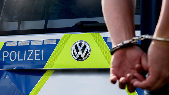 Weil sich eine DNA-Spur eindeutig zuordnen ließ, wurde der Mann festgenommen und sitzt jetzt in Untersuchungshaft. (Symbolbild)