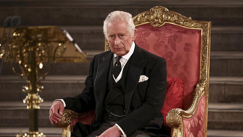 Charles III. sitzt in der Westminster Hall in London, wo beide Kammern des Parlaments zusammenkommen, um ihr Beileid auszudrücken. Dass er so beliebt wird, wie es seine Mutter war, gilt als unwahrscheinlich.