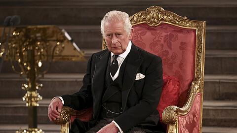 Charles III. sitzt in der Westminster Hall in London, wo beide Kammern des Parlaments zusammenkommen, um ihr Beileid auszudrücken. Dass er so beliebt wird, wie es seine Mutter war, gilt als unwahrscheinlich.