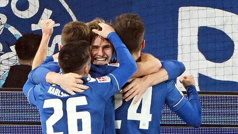 Die Karlsruher bejubeln den Treffer zum 1:0 durch Mikkel Kaufmann (M).