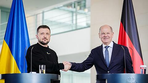 Der ukrainische Präsident Wolodymyr Selenskyj und Bundeskanzler Olaf Scholz (r, SPD) geben sich bei einer Pressekonferenz im Bundeskanzleramt die Hand.