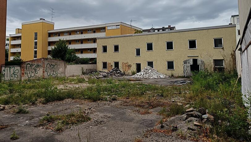 Gammelt weiter vor sich hin: das städtische Areal an der Marsstraße in München, für das etliche Male versprochen wurde, nun stehe ein Neubau aber wirklich unmittelbar bevor.