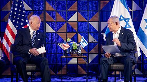 Telefonieren aktuell regelmäßig: US-Präsident Joe Biden (l) und Israels Ministerpräsident Benjamin Netanjahu.