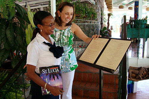 In Aktion: Karolin Güler Troubetzkoy (re.) im Gespräch mit ihrer Mitarbeiterin Evel Julien in ihrem Restaurant auf der Insel St. Lucia.