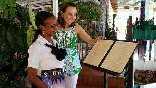 In Aktion: Karolin Güler Troubetzkoy (re.) im Gespräch mit ihrer Mitarbeiterin Evel Julien in ihrem Restaurant auf der Insel St. Lucia. In Aktion: Karolin Güler Troubetzkoy (re.) im Gespräch mit ihrer Mitarbeiterin Evel Julien in ihrem Restaurant auf der Insel St. Lucia.