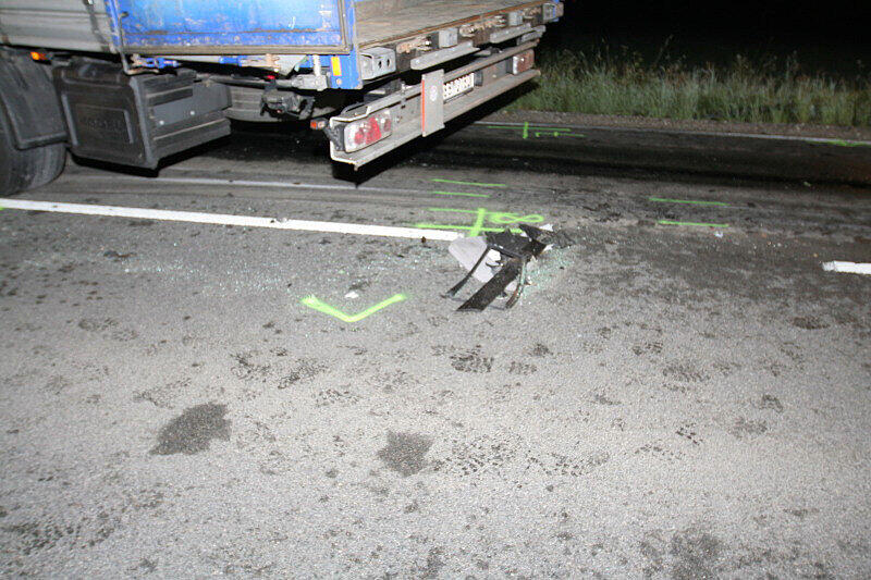 Schrecklicher Unfall bei Rott am Inn: Ein Pkw-Fahrer prallte aus noch ungeklärter Ursache frontal gegen einen Lkw. Der Pkw-Fahrer wurde bei dem Aufprall sofort getötet und  im Fahrzeug eingeklemmt. Fünf Stunden versuchten Hilfskräfte der Feuerwehr, das Opfer zu bergen. Die Bilder.