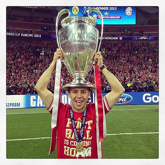 Hutmode mal anders: Rafinha mit dem Pokal auf dem Kopf.