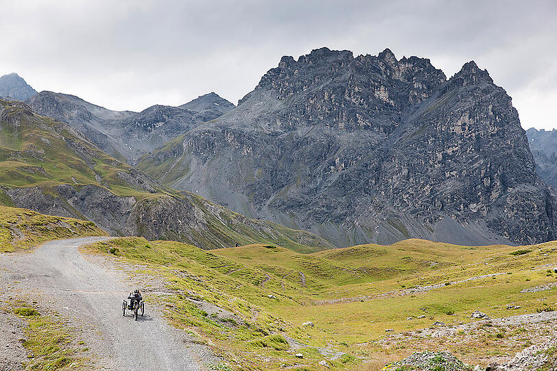 Immer Richtung Süden auf schmalen, steinigen Pfaden: Traumhafte Panoramen sind der Lohn der Alpenüberquerer. Eine Alpenüberquerung eines Rollstuhlfahrers hat es so zuvor noch nicht gegeben, denn die Strecke ist für Mountainbikes ausgelegt.