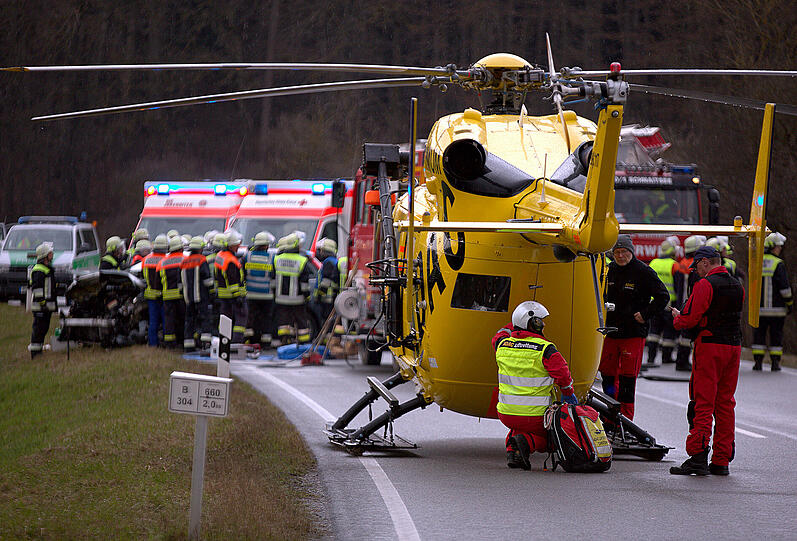 Horror-Crash auf der B304 - Die Bilder vom Rettungseinsatz.