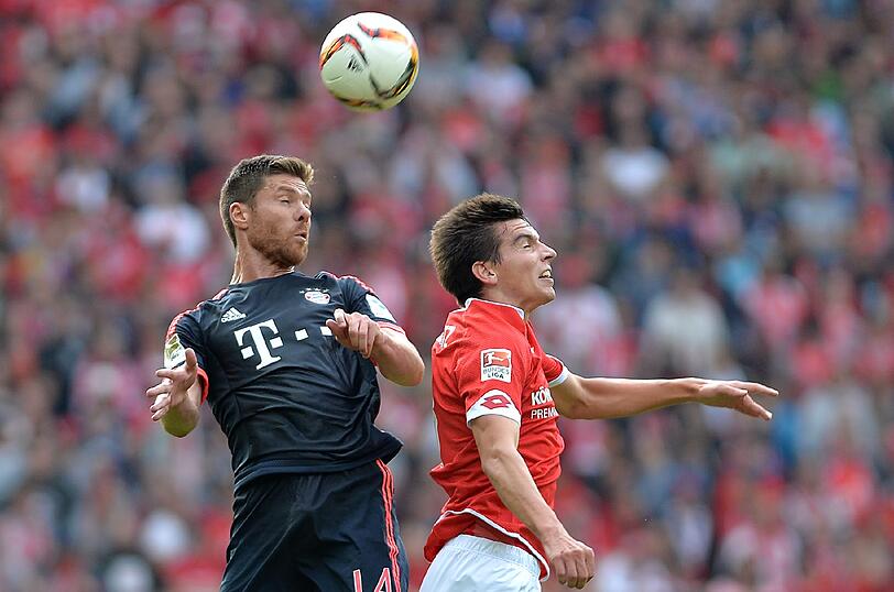 XABI ALONSO: NOTE 2.
Der Libero vor der Abwehr musste anfangs einiges einstecken. Pfiff einmal de Blasis mächtig an. Sah dann Gelb, als er mit der Sohle voran grätschte. Top als Organisator und Regisseur des Spiels. Besetzt clever die Räume.