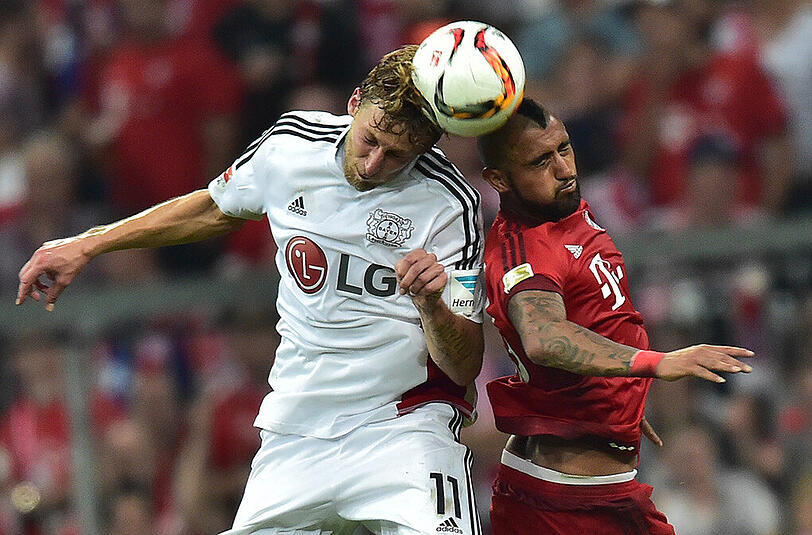 Szene aus FC Bayern gegen Bayer Leverkusen, 29. August 2015 - Arturo Vidal (links) im Duell mit Kießling.
