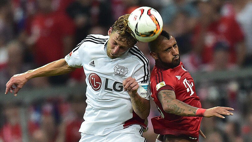 Szene aus FC Bayern gegen Bayer Leverkusen, 29. August 2015 - Arturo Vidal (links) im Duell mit Kießling. Szene aus FC Bayern gegen Bayer Leverkusen, 29. August 2015 - Arturo Vidal (links) im Duell mit Kießling.