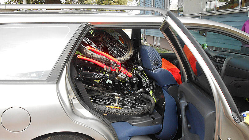 Die sechs Moutainbikes waren im Auto hinten eingelagert. Die sechs Moutainbikes waren im Auto hinten eingelagert.