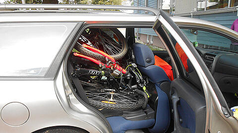 Die sechs Moutainbikes waren im Auto hinten eingelagert.
