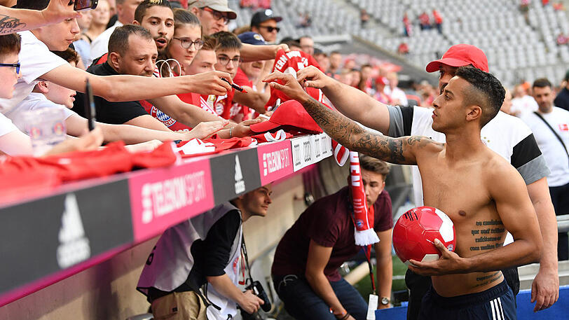 Thiago gibt noch schnell ein paar Autogramme, bevor es so richtig losgeht mit dem Feiern.