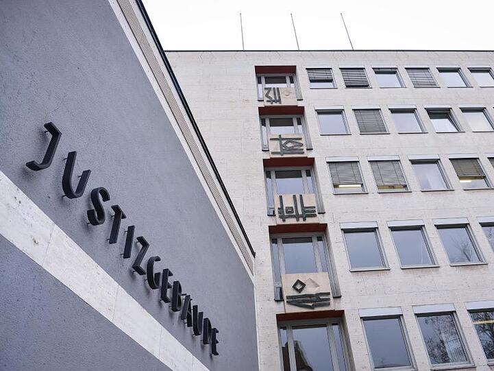 Das Justizgebäude in Aschaffenburg in dem sich das Landgericht befindet. Foto: David-Wolfgang Ebener/dpa
