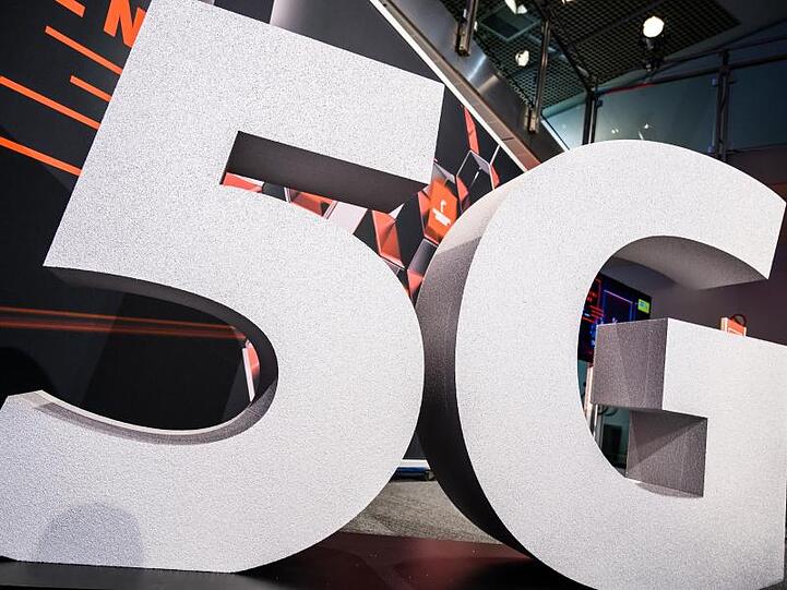 Die drei bisherigen Netzbetreiber Deutsche Telekom, Vodafone und Telefónica (O2) sowie der Neueinsteiger Drillisch bieten derzeit um 5G-Mobilfunkfrequenzen.