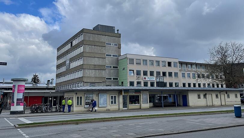 Die früheren Läden und Büros an der Waldfriedhofstraße 92 und 94.