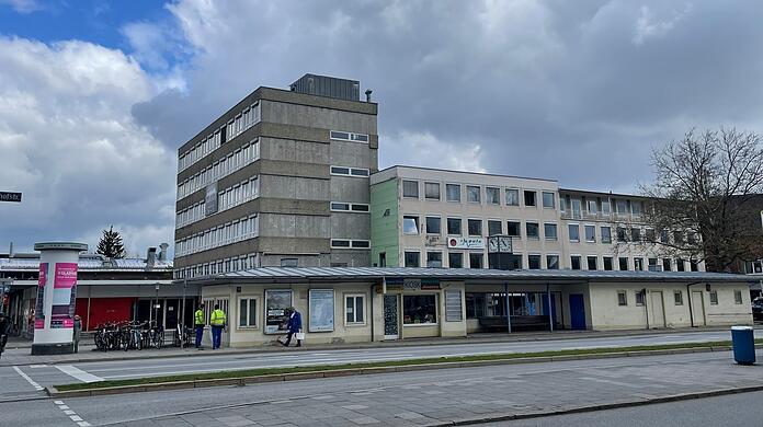 Die früheren Läden und Büros an der Waldfriedhofstraße 92 und 94.