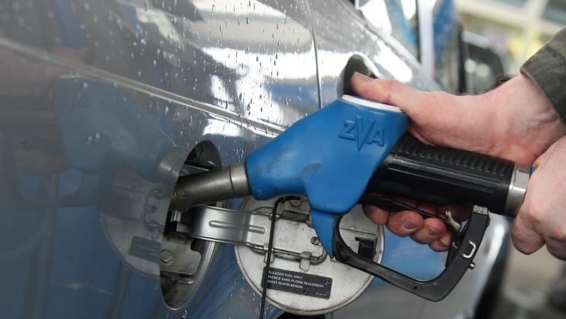 Diesel tanken – inzwischen der reine Luxus. Diesel tanken – inzwischen der reine Luxus.